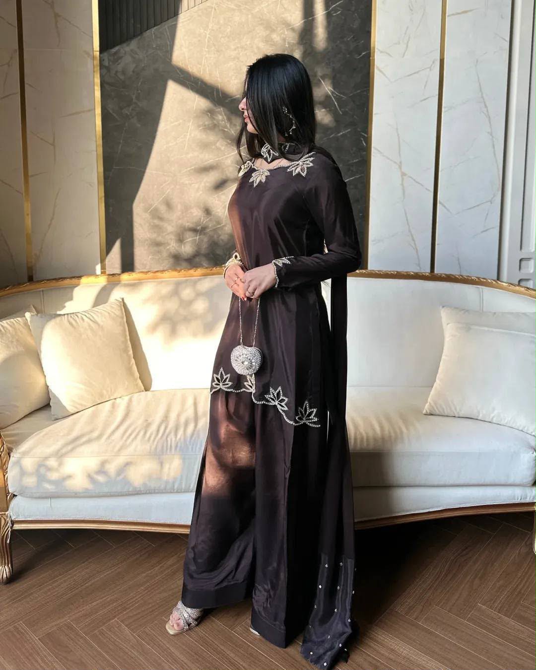 NEW ĐĚSIGNER PARTY WEAR TOP AND FARSI SALVAR. WITH FANCY DUPPATA WITH &nbsp;EMBROIDERY WORK